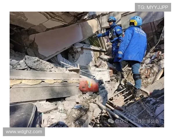 挖掘机坍塌现场生命搜索